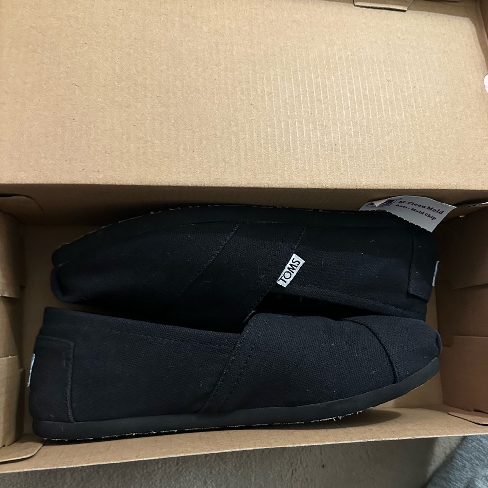 TOMS Women’s Classic Black on Black canvas shoe 7.5 us 38 eur